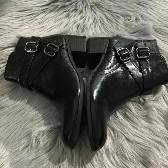 Unisa Payta Black Buckle Leather Boots  Bootie Size 9 Block Heel Fall EUC School - Picture 9 of 14